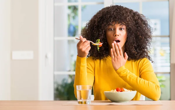 African American Woman Äta Pastasallad Hemma Täcka Munnen Med Handen — Stockfoto