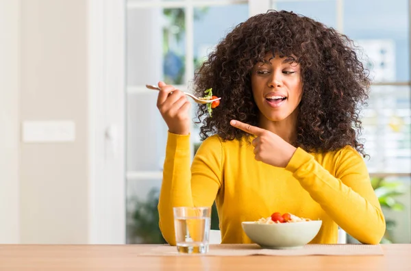 Afrikanerin Isst Nudelsalat Hause Sehr Glücklich Und Zeigt Mit Hand — Stockfoto