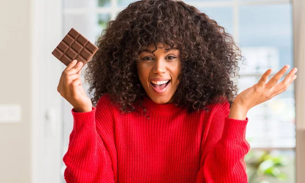 Mujer Afroamericana Comiendo Barra Chocolate Casa Muy Feliz Emocionada Expresión —  Fotos de Stock