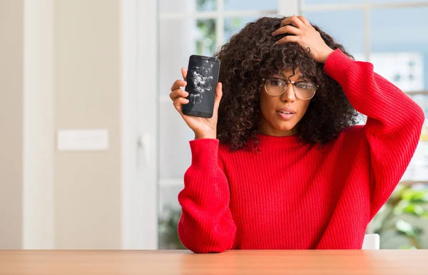 Mulher Afro Americana Segurando Smartphone Quebrado Estressado Com Mão Cabeça — Fotografia de Stock
