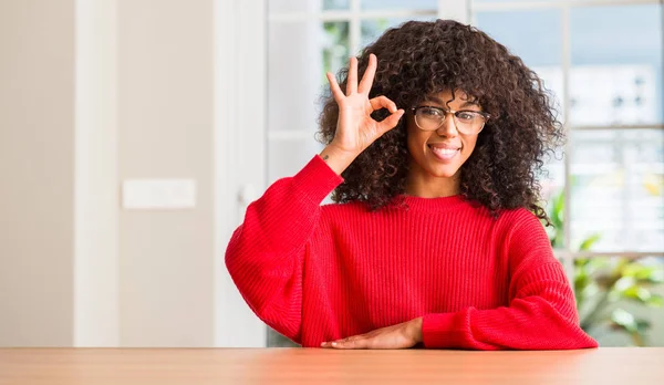 Αφρικανική Αμερικανική Γυναίκα Που Φοράει Γυαλιά Κάνει Εντάξει Πινακίδα Δάχτυλα — Φωτογραφία Αρχείου