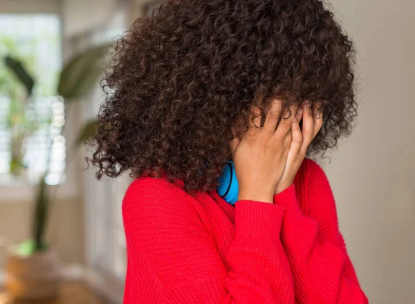 Mujer Afroamericana Con Auriculares Con Expresión Triste Cubriendo Cara Con —  Fotos de Stock