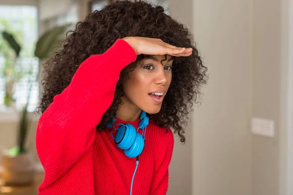 Mulher Afro Americana Usando Fones Ouvido Muito Feliz Sorrindo Olhando — Fotografia de Stock