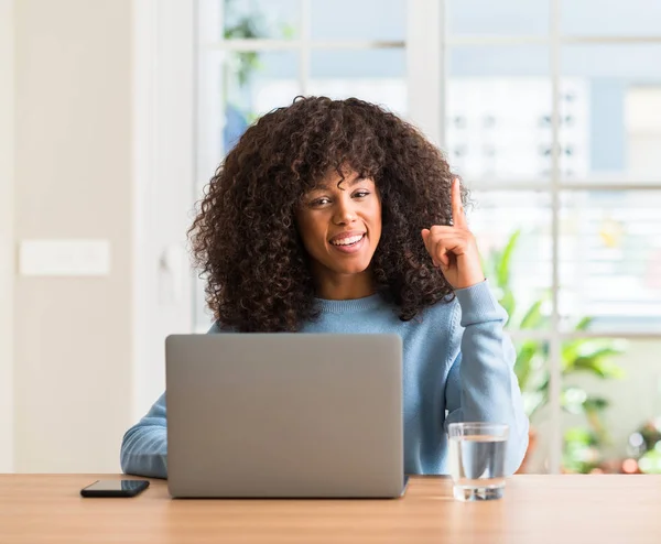 Afrikaanse Amerikaanse Vrouw Met Laptopcomputer Thuis Verrast Met Een Idee — Stockfoto