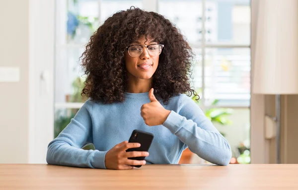 Vackra Afroamerikanska Kvinnan Använda Smartphone Glad Med Stort Leende Gör — Stockfoto
