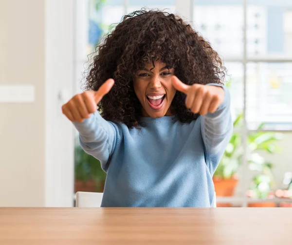 Mulher Afro Americana Casa Aprovando Fazer Gesto Positivo Com Mão — Fotografia de Stock