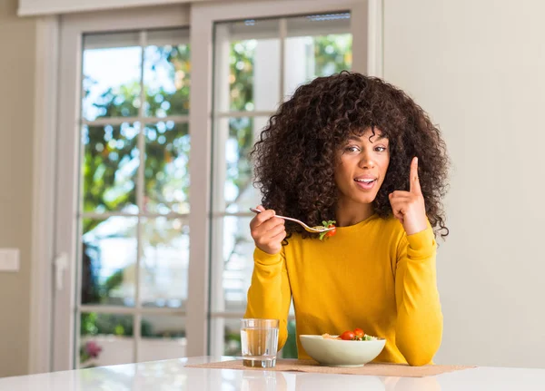 African American Woman Eating Pasta Salad Surprised Idea Question Pointing — Stock Photo, Image