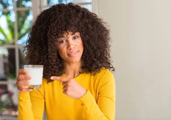 Afrikanisch Amerikanische Frau Hält Ein Glas Milch Sehr Glücklich Und — Stockfoto