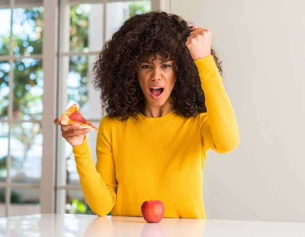 African American Kobieta Wybór Między Apple Pizza Slice Zirytowany Sfrustrowany — Zdjęcie stockowe