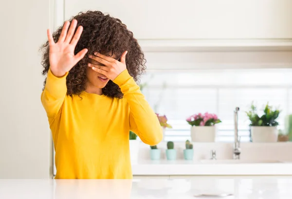 Mujer Afroamericana Vistiendo Suéter Amarillo Cocina Cubriendo Los Ojos Con — Foto de Stock