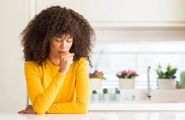 Mujer Afroamericana Con Suéter Amarillo Cocina Sintiéndose Mal Tosiendo Como — Foto de Stock