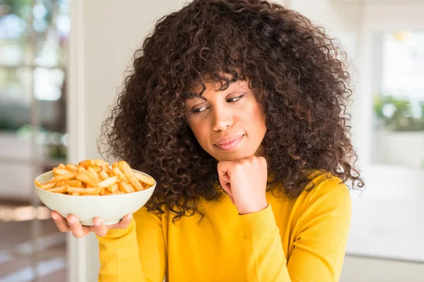 Mulher Afro Americana Segurando Prato Com Batatas Fritas Casa Rosto — Fotografia de Stock