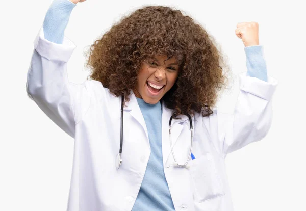 Afrika Kökenli Amerikalı Doktor Kadın Tıbbi Profesyonel Mutlu Heyecanlı Kutluyor — Stok fotoğraf