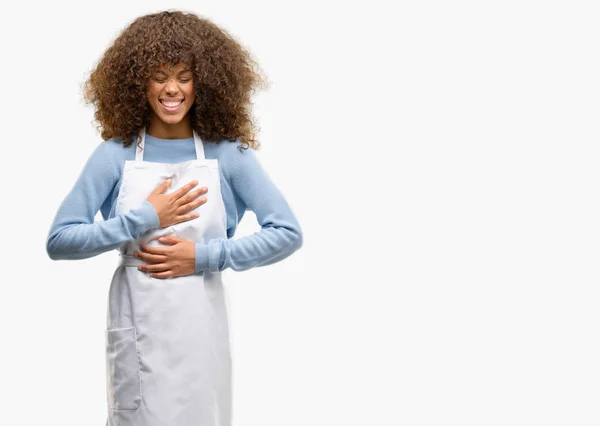 Mujer Propietaria Una Tienda Afroamericana Usando Delantal Seguro Feliz Con — Foto de Stock