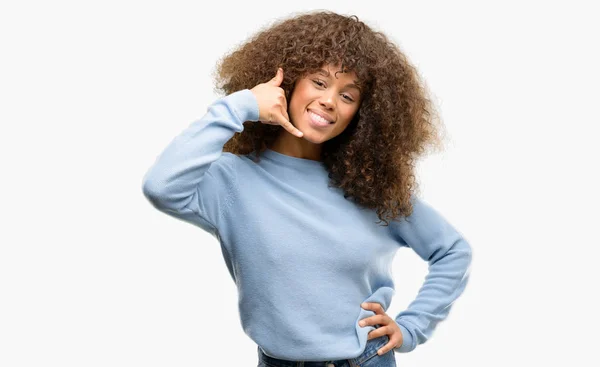Afroamerikanska Kvinna Som Bär Tröja Leende Gör Telefon Gest Med — Stockfoto
