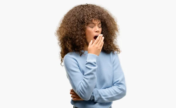 African American Kobieta Swetrze Znudzony Ziewa Zmęczony Obejmujące Usta Ręką — Zdjęcie stockowe