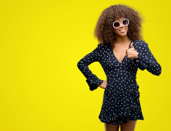 Mulher Afro Americana Com Óculos Sol Vestido Verão Feliz Com — Fotografia de Stock