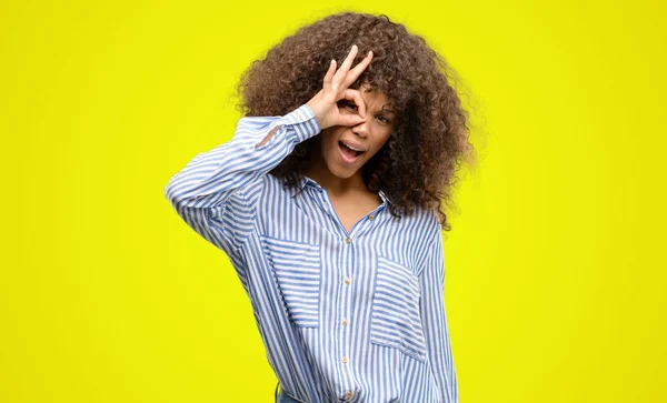 Mujer Afroamericana Vistiendo Una Camisa Rayas Con Cara Feliz Sonriendo —  Fotos de Stock