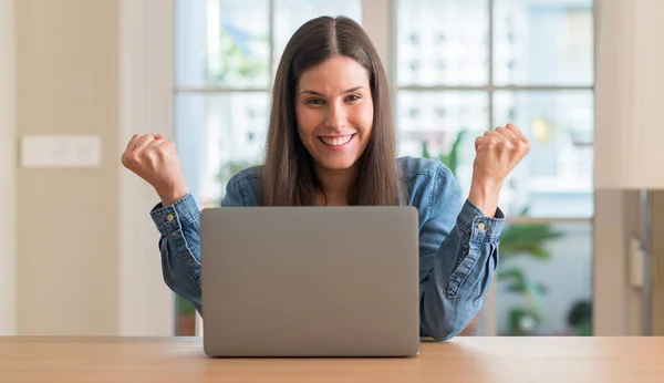 Giovane Donna Che Utilizza Computer Portatile Casa Urlando Orgoglioso Celebrando — Foto Stock