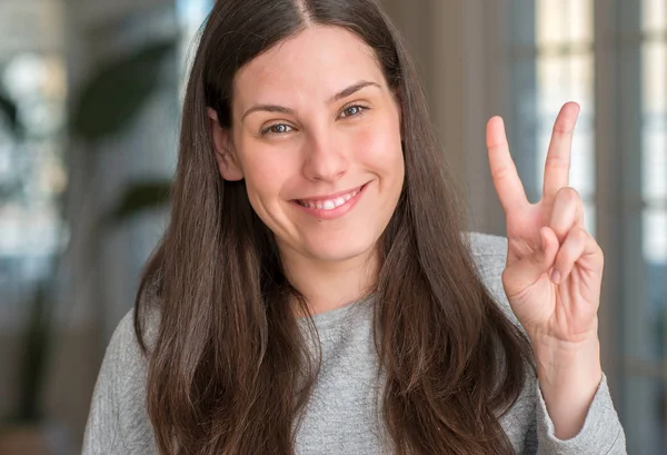 Jovem Mulher Bonita Casa Mostrando Apontando Para Cima Com Dedos — Fotografia de Stock