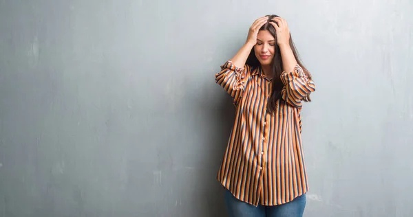 Giovane Donna Bruna Sul Muro Grigio Grunge Che Soffre Mal — Foto Stock