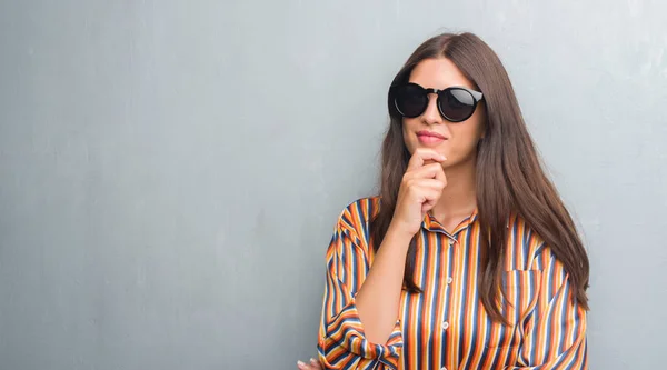 Mujer Morena Joven Sobre Pared Gris Grunge Con Gafas Sol — Foto de Stock