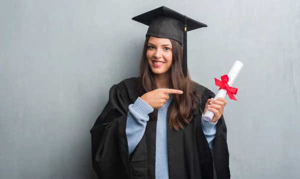 Ung Brunett Kvinna Över Grunge Grå Vägg Bär Graduate Uniform — Stockfoto