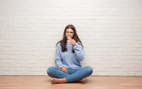 Jonge Brunette Vrouw Zittend Vloer Drinken Glas Water Met Een — Stockfoto