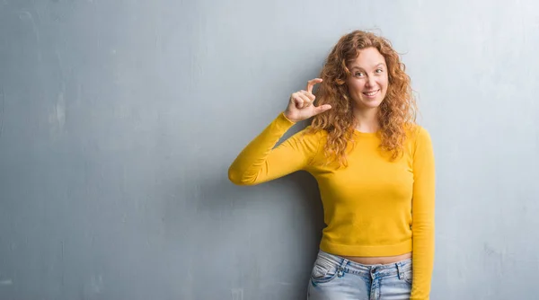 Jonge Roodharige Vrouw Grijs Grunge Muur Glimlachend Vertrouwen Gebaren Met — Stockfoto