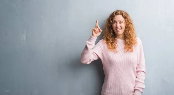 Junge Rothaarige Frau Über Der Grauen Grunge Wand Rosafarbenen Pullover — Stockfoto