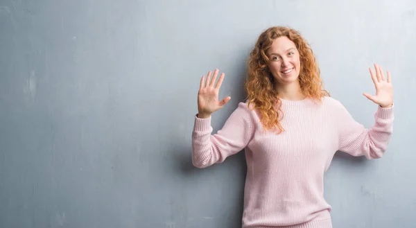 분홍색 스웨터 보여주는 손가락으로 가리키는 자신감과 — 스톡 사진