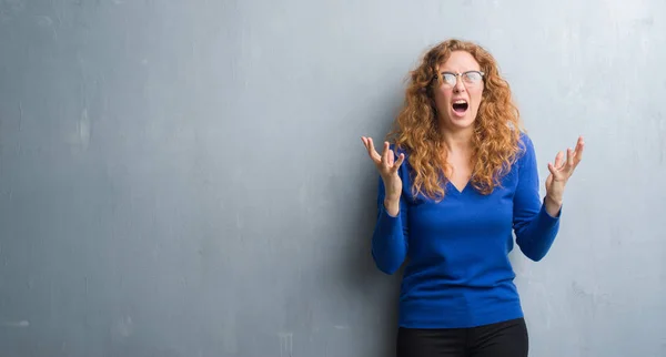 Jonge Roodharige Vrouw Grijs Grunge Muur Gekke Gekke Schreeuwen Schreeuwen — Stockfoto