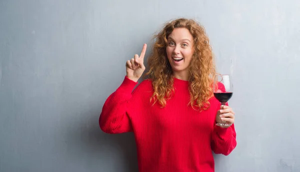 Joven Pelirroja Sobre Pared Gris Grunge Bebiendo Una Copa Vino — Foto de Stock