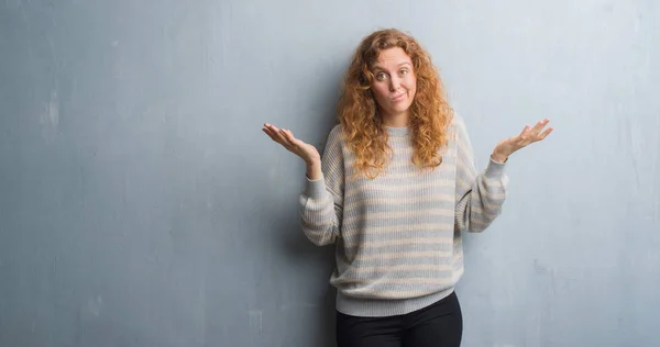 Jeune Femme Rousse Sur Mur Gris Grunge Expression Sans Idée — Photo