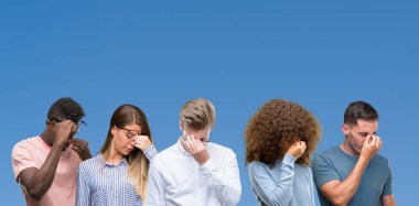 Mavi blackground yorgun sürtünme burun ve göz yorgunluğu ve baş ağrısı duygu üzerinde arkadaş grubu bileşimi. Stres ve hayal kırıklığı kavramı.