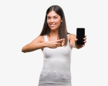 Genç güzel İspanyol gösteren smartphone el ve parmak ile işaret çok mutlu