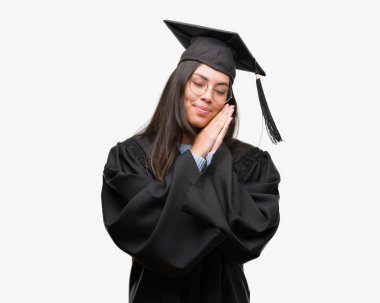 Kap ve uyku yorgun hayal ve eller ile birlikte kapalı gözlerle gülümseyerek poz üniforma giyen genç İspanyol kadın mezun oldu.