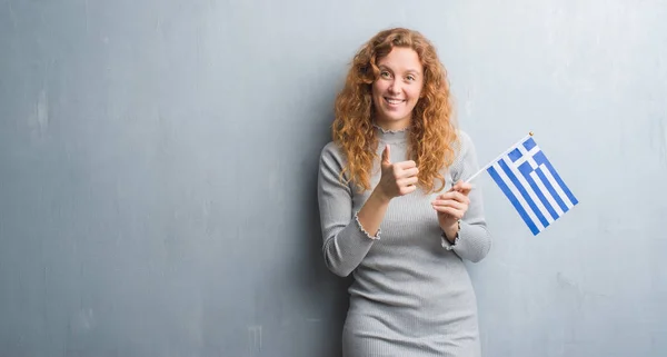 Junge Rothaarige Frau Über Grauer Grunge Wand Mit Griechischer Flagge — Stockfoto