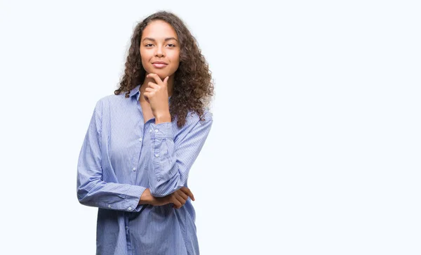 Joven Mujer Negocios Hispana Mirando Confiada Cámara Con Sonrisa Con — Foto de Stock