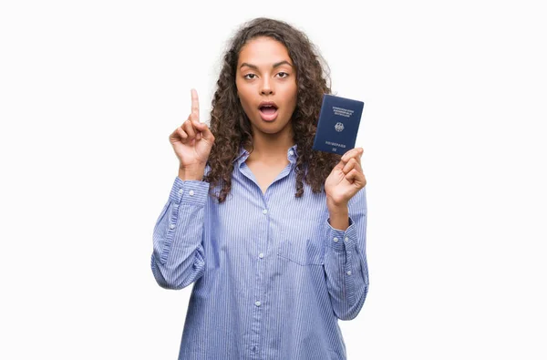 Jovem Hispânica Segurando Passaporte Alemanha Surpreso Com Uma Ideia Pergunta — Fotografia de Stock