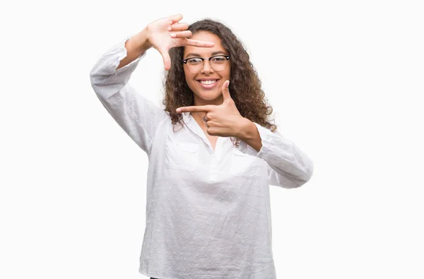 Schöne Junge Hispanische Frau Lächelnd Rahmen Mit Händen Und Fingern — Stockfoto