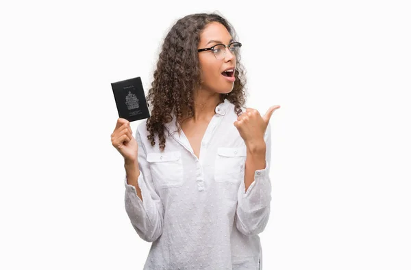 Joven Mujer Hispana Con Pasaporte Canadá Señalando Mostrando Con Pulgar — Foto de Stock