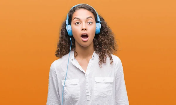 Νεαρή Γυναίκα Ισπανόφωνος Φορώντας Ακουστικά Φοβάται Σοκ Πρόσωπο Έκπληξη Φοβάται — Φωτογραφία Αρχείου