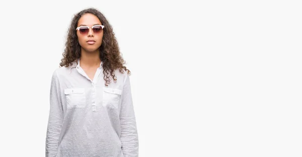 Mujer Hispana Joven Usando Gafas Sol Con Una Expresión Segura —  Fotos de Stock