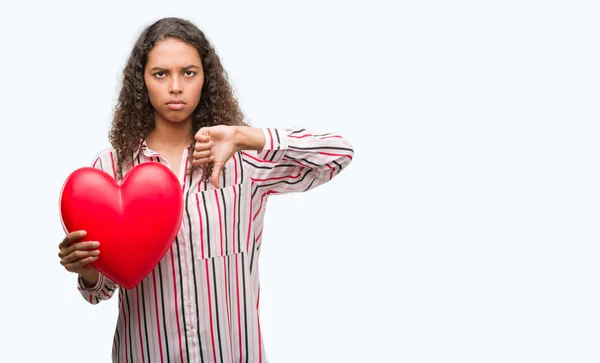 Jovem Hispânica Apaixonada Segurando Coração Vermelho Com Rosto Irritado Sinal — Fotografia de Stock