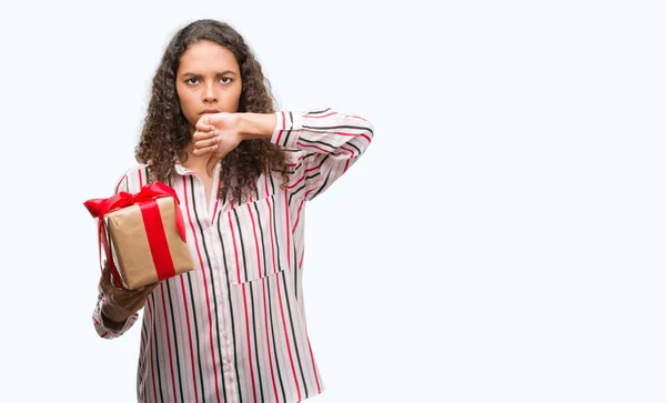 Joven Mujer Hispana Enamorada Sosteniendo Presente Con Cara Enojada Signo — Foto de Stock