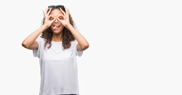 Mladá Žena Hispánský Nosí Sluneční Brýle Dělají Gesto Jako Dalekohled — Stock fotografie