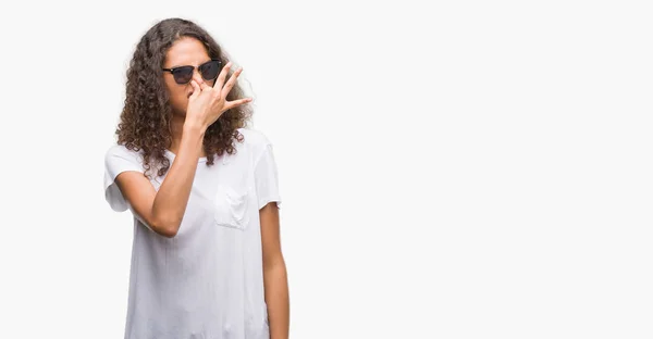 Mladá Žena Hispánský Nosí Sluneční Brýle Vonící Něco Smradlavá Nechutné — Stock fotografie