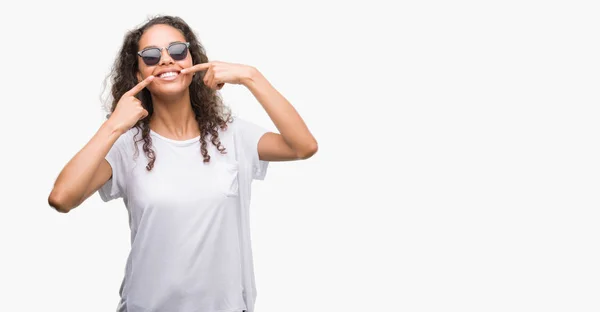 Mulher Hispânica Jovem Usando Óculos Sol Sorrindo Confiante Mostrando Apontando — Fotografia de Stock