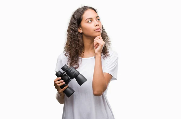 Ung Spansktalande Kvinna Tittar Genom Kikaren Allvarligt Ansikte Funderar Frågan — Stockfoto